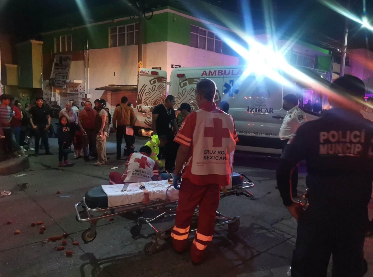 Unidad de Oro choca con motocicleta en Izúcar, deja de saldo 5 lesionados