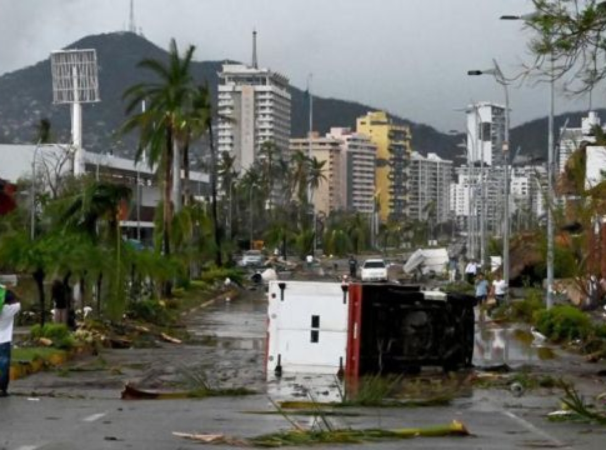 Segob asiste a poblanos varados en Acapulco por huracán Otis