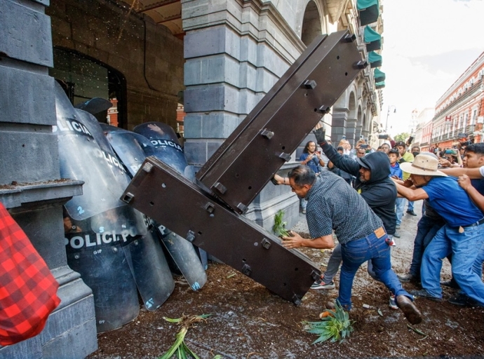Comerciantes de La Resurrección protestan en Palacio Municipal y agreden a policías 