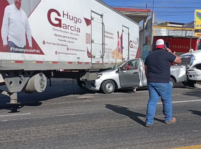 Camión de cemento se queda sin frenos y provoca accidente sobre la carretera Atlixco-Izúcar