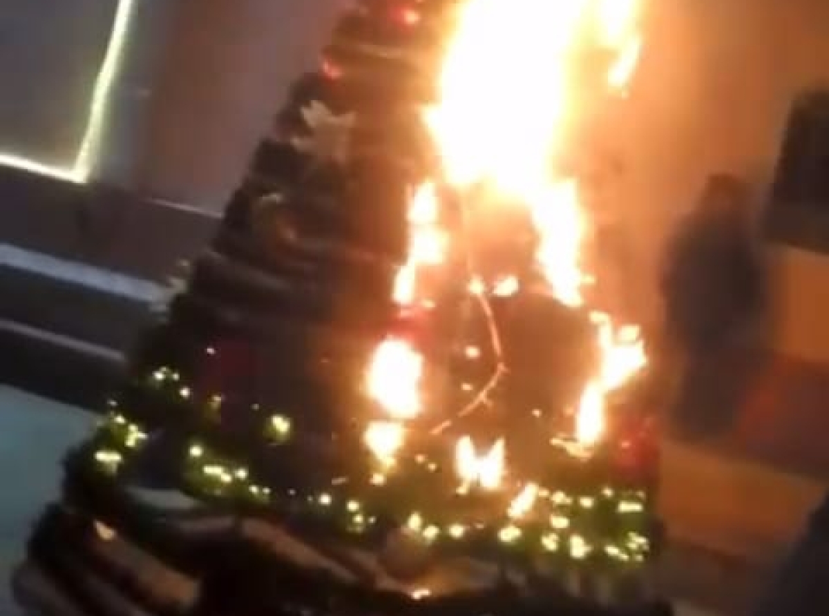 Se incendia el arbolito de navidad de San Pedro Benito Juárez, Atlixco