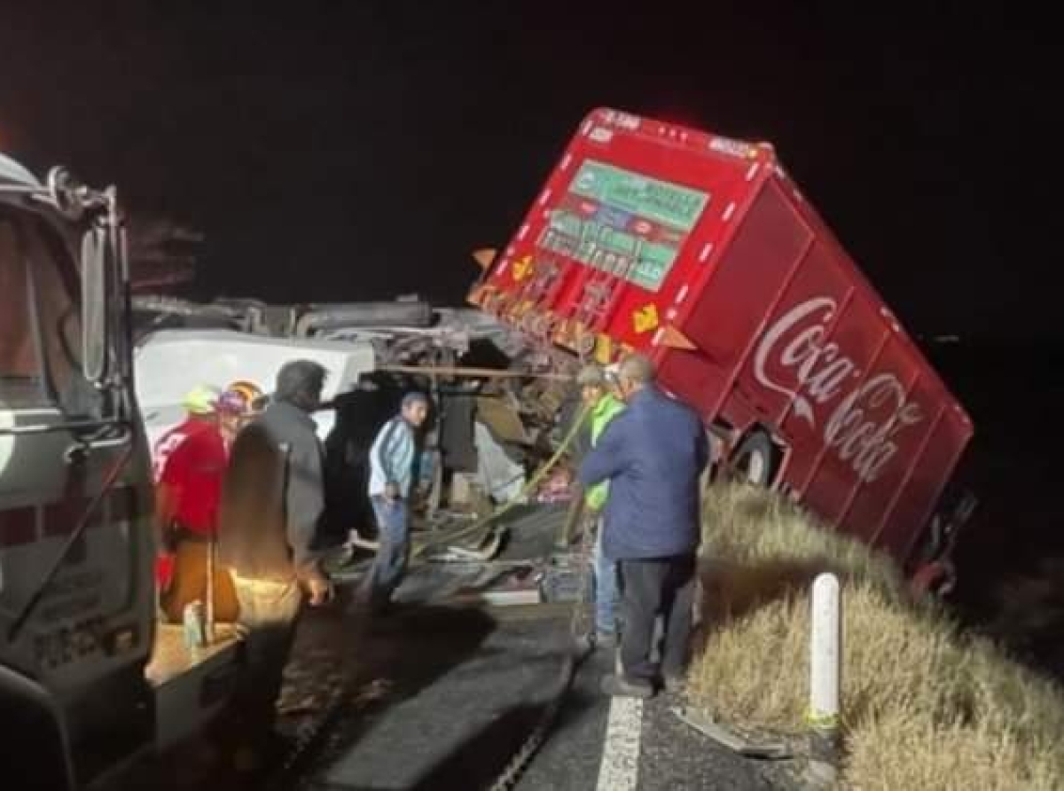 Cierre de carretera Puebla-Morelos por más de 11 horas tras volcadura de camión de Coca Cola