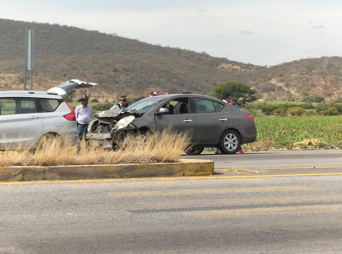 Accidente vial a la altura de Zoyatla, solo daños materiales 
