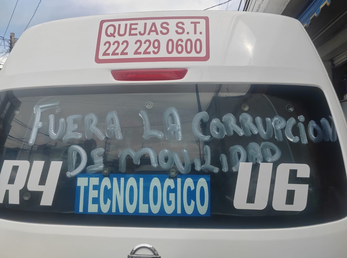Transportistas de Atlixco se manifiestan acusando corrupción por parte de SMT Puebla
