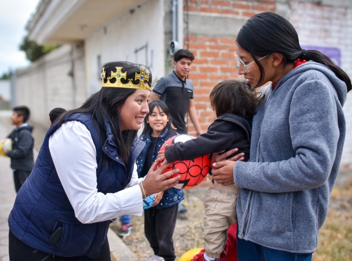 Rocio Simón llenó de sonrisas a niñas y niños de San Jerónimo Tecuanipan