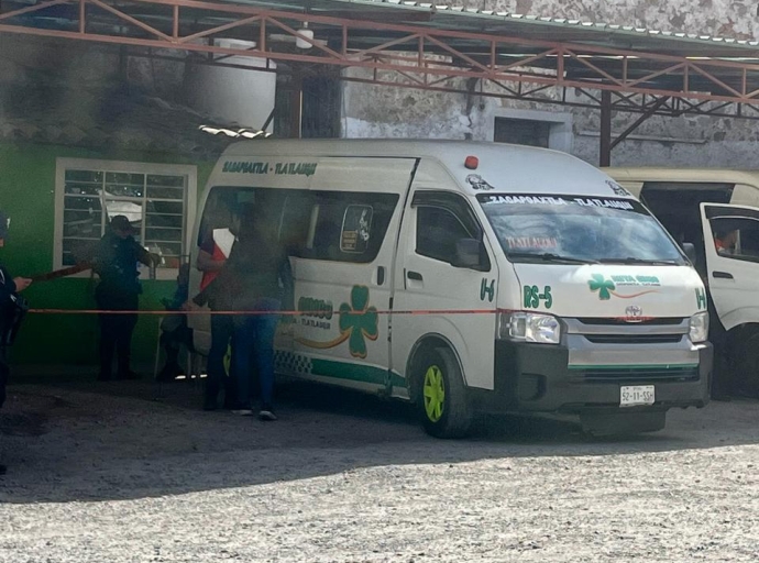 Mujer muere al interior de transporte público en Tlatlauquitepec