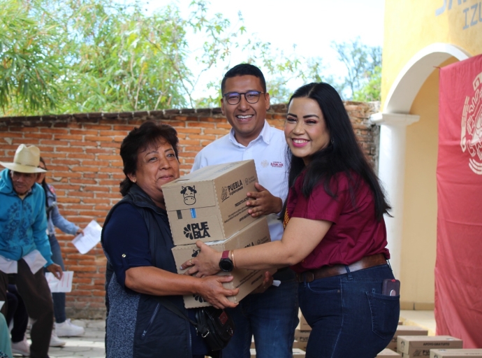 El ayuntamiento de Izúcar de Matamoros entrega producto lácteo a familias vulnerables
