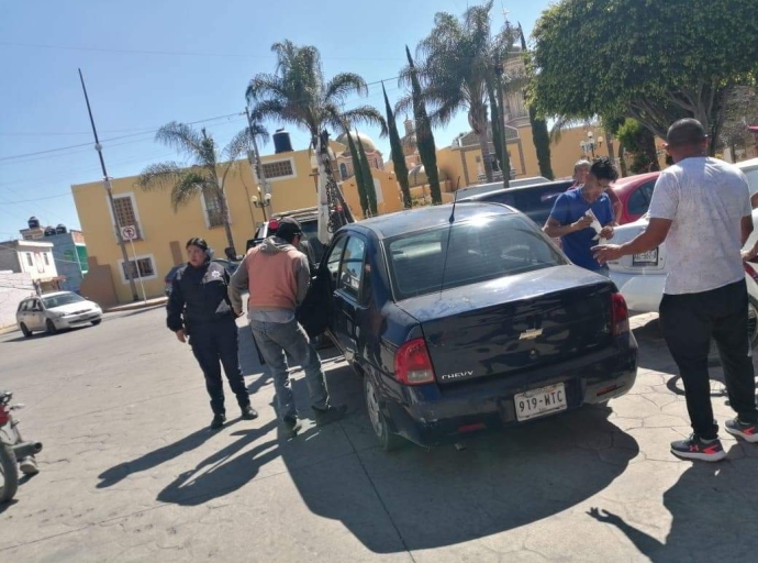 Pobladores de Santa Clara Ocoyucan golpean a pareja que habría robado en una iglesia