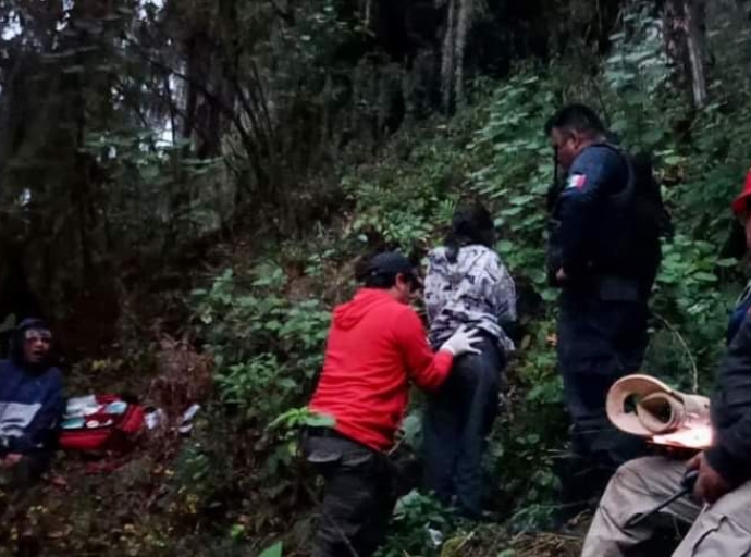 Tres menores sobreviven a caída en barranca de 150 metros en Zacatlán