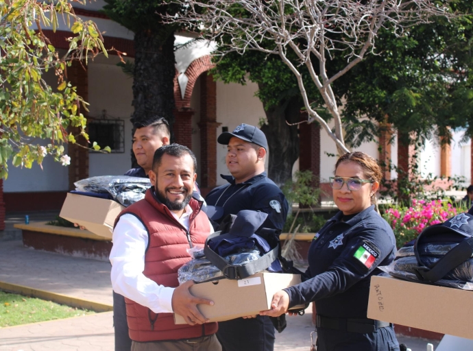Refuerzan Seguridad en Atzitzihuacán con entrega de uniformes a Policías Municipales