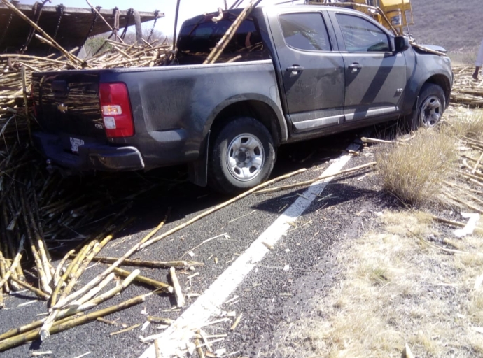 Volcadura de camión cañero deja daños materiales en carretera Izúcar-Cuautla