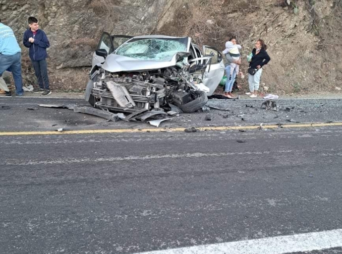Accidente entre automóvil y tráiler en tramo Piaxtla-Tecomatlán deja tres personas lesionadas