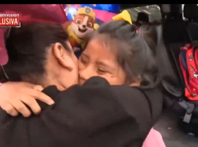 Reencuentro Emotivo: Niños migrantes abandonados en Arizona se reúnen con su madre en Nueva Jersey