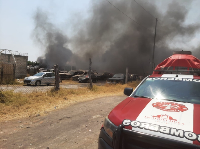Incendio en Deshuesadero de Autos en Santa Ana Coatepec, Causa Alarma