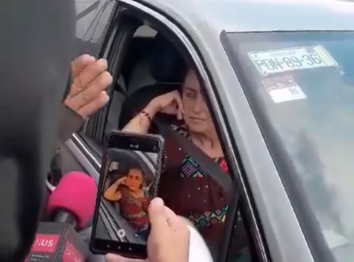 Claudia Sheinbaum es interceptada por "encapuchados" durante su gira presidencial en Chiapas